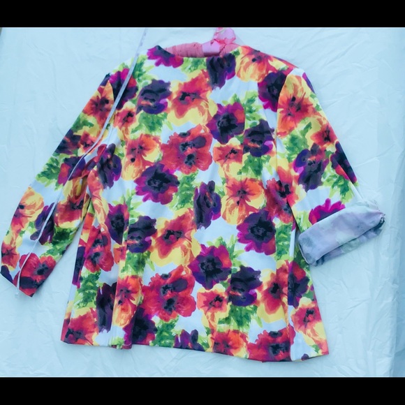 Top, bright, open front. W. Size L. - Picture 2 of 8